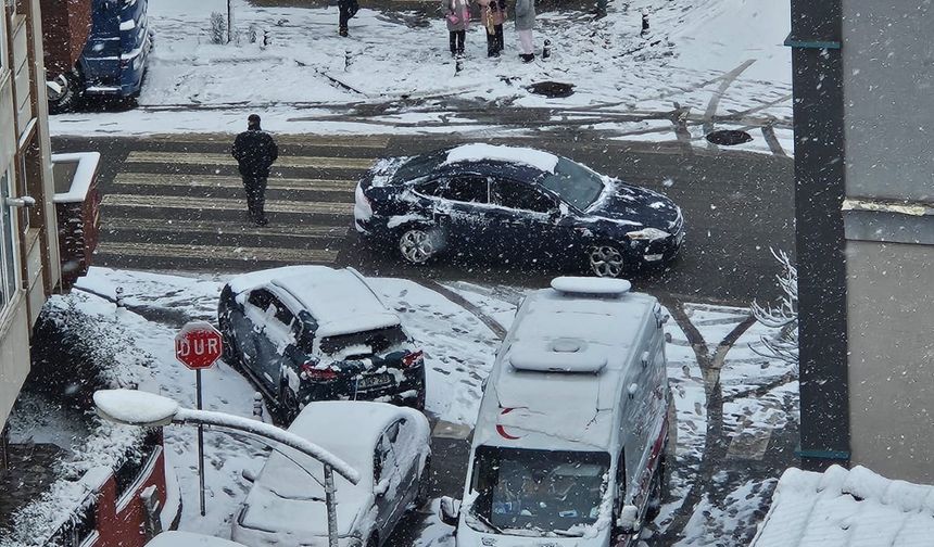 Ümraniye’de faciadan dönüldü! Buzlanan yolda kayan otomobil takla attı