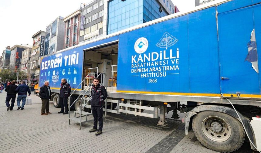 Ümraniye'de Deprem Bilinci İçin Simülasyon Tırı Vatandaşlarla Buluştu