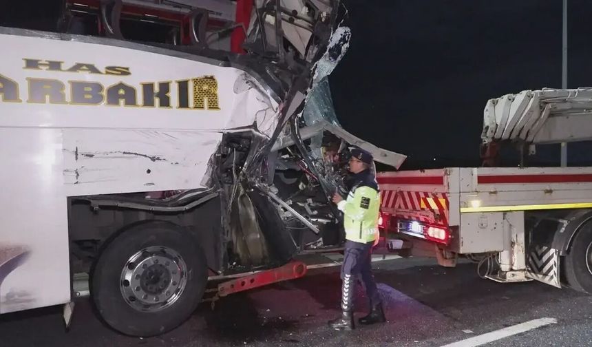Kuzey Marmara Otoyolu'nda can pazarı: Yolcu otobüsü tıra arkadan çarptı!