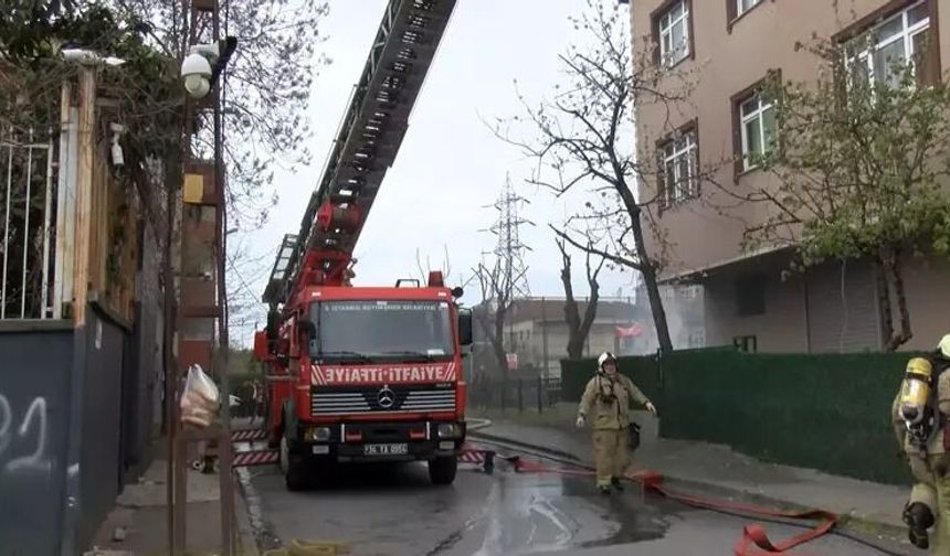 Ümraniye'de 3 katlı binanın çatısında çıkan yangın söndürüldü