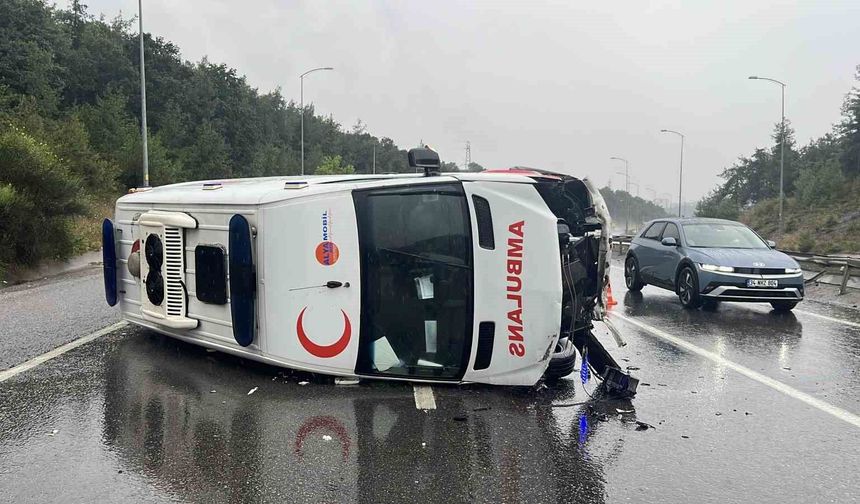 Çekmeköy’de bariyerlere çarpan ambulans devrildi: 1 yaralı