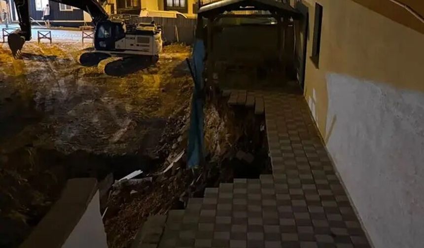Çekmeköy'de inşaatın istinat duvarı çöktü; 5 katlı bina tahliye edildi