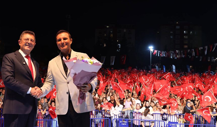 ÇEKMEKÖY’DE ZAFER BAYRAMI’NIN 104. YILI COŞKUYLA KUTLANDI