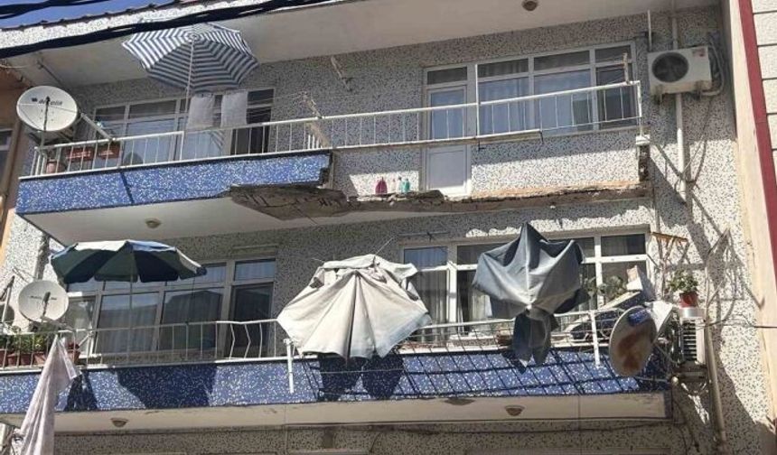 Ümraniye'de balkon çökmesi: 2 araç hasar gördü, can kaybı yok