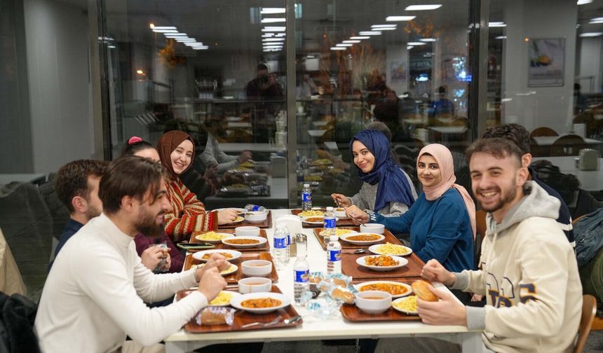 Ümraniye’de üniversite öğrencilerine ücretsiz akşam yemeği
